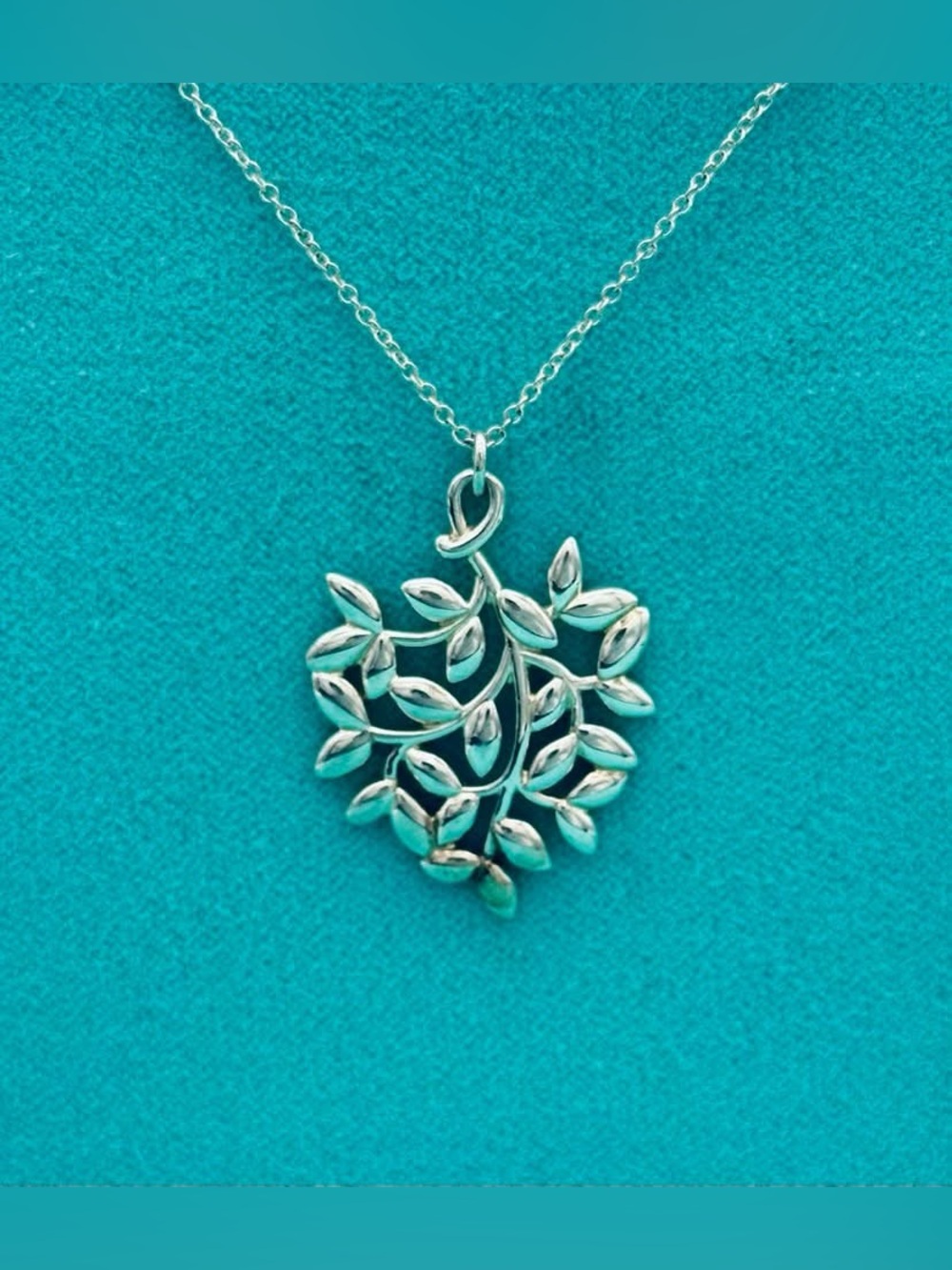 Tiffany & Co. Paloma Picasso Olive Leaf pendant Necklace 18” EUC